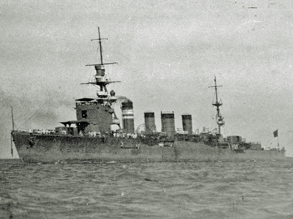 De Japanse Naka-klasse lichte kruiser IJN Jintsu