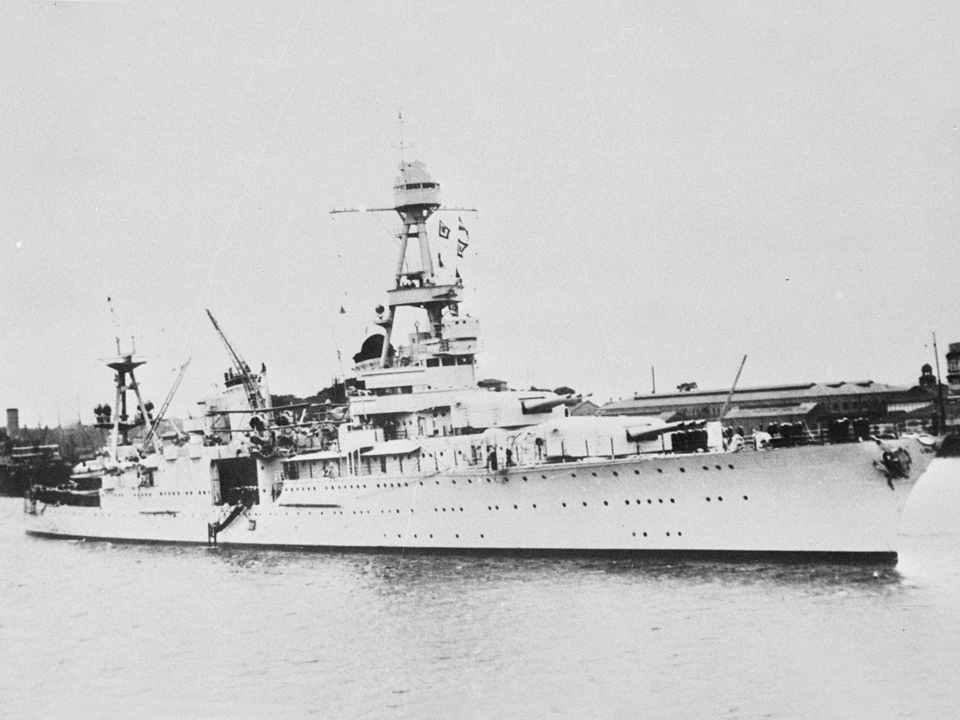 Strijd ter zee ter verdediging van Java. De Amerikaanse zware kruiser USS Houston (CL-30), onderdeel van het eskader o.l.v. SBN Karel Doorman bij de slag in de Javazee (27 februari t/m 1-maart 1942)