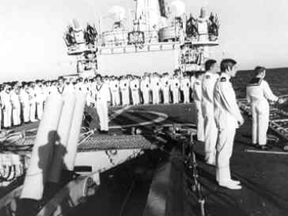 Herdenking van de Slag in de Javazee tijdens de wereldreis (21 juni-21 december 1973) van fregat Hr.Ms. van Galen (1967-1987) en onderzeebootjager Hr.Ms. Limburg (1956-1980), 1973